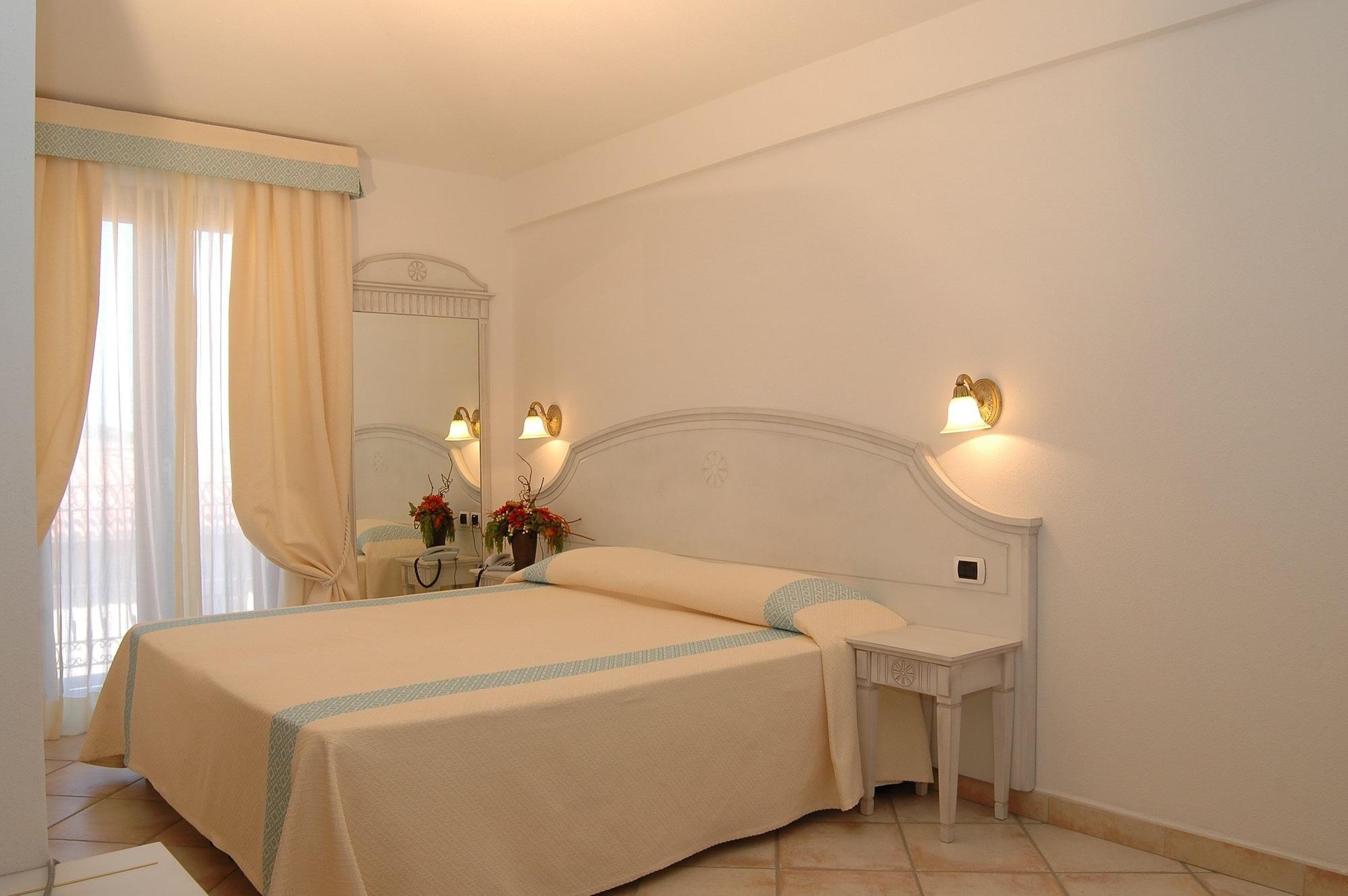 Castello Di Tavolara Hotel Porto San Paolo  Buitenkant foto