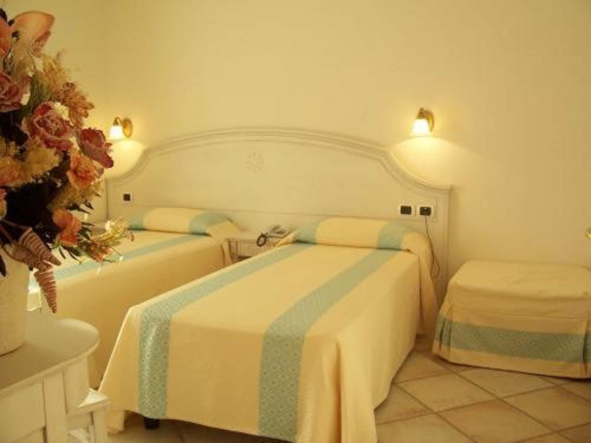Castello Di Tavolara Hotel Porto San Paolo  Buitenkant foto
