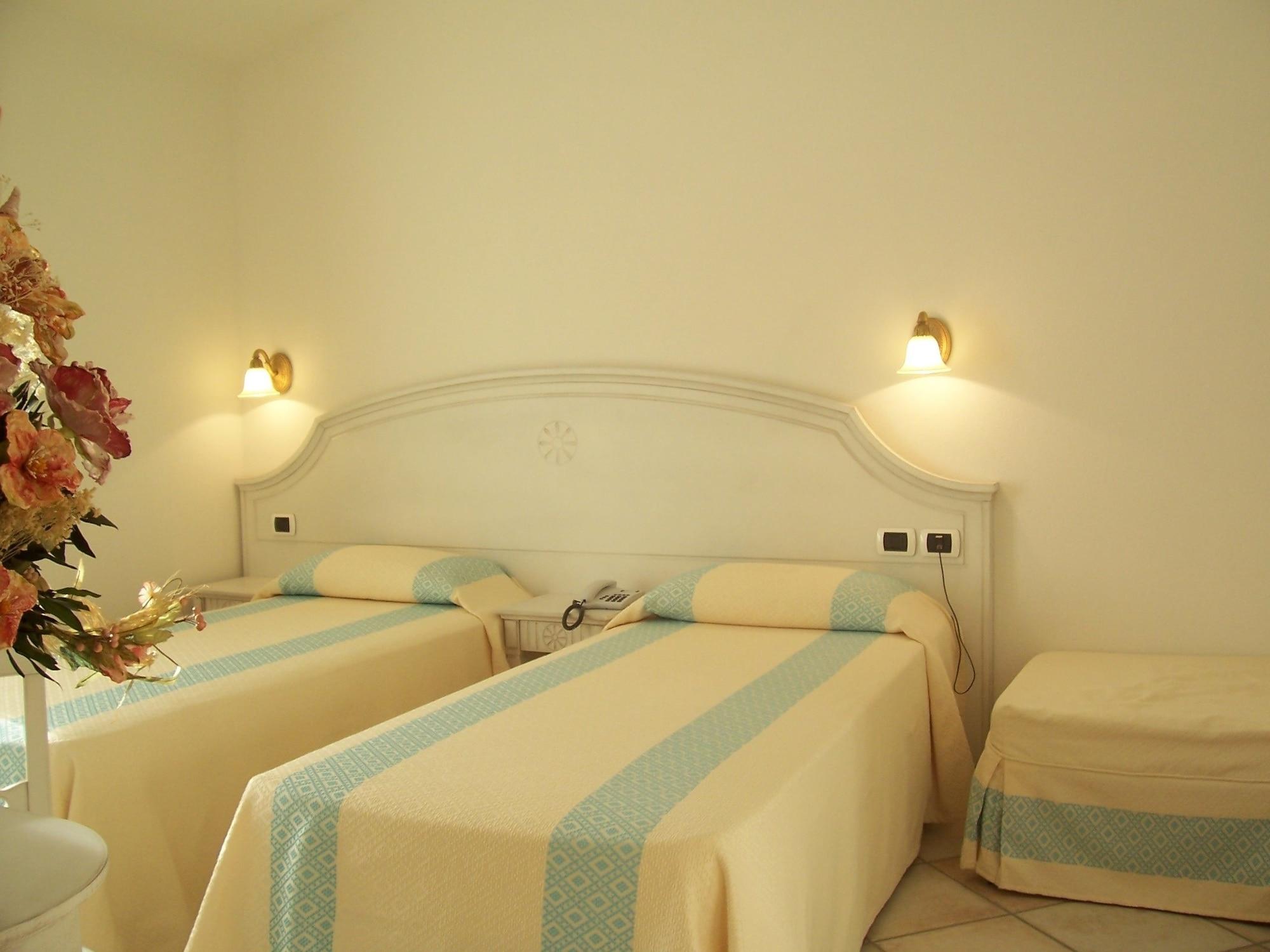 Castello Di Tavolara Hotel Porto San Paolo  Buitenkant foto