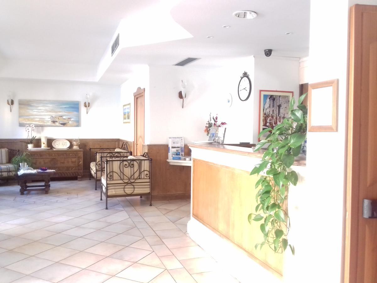 Castello Di Tavolara Hotel Porto San Paolo  Buitenkant foto
