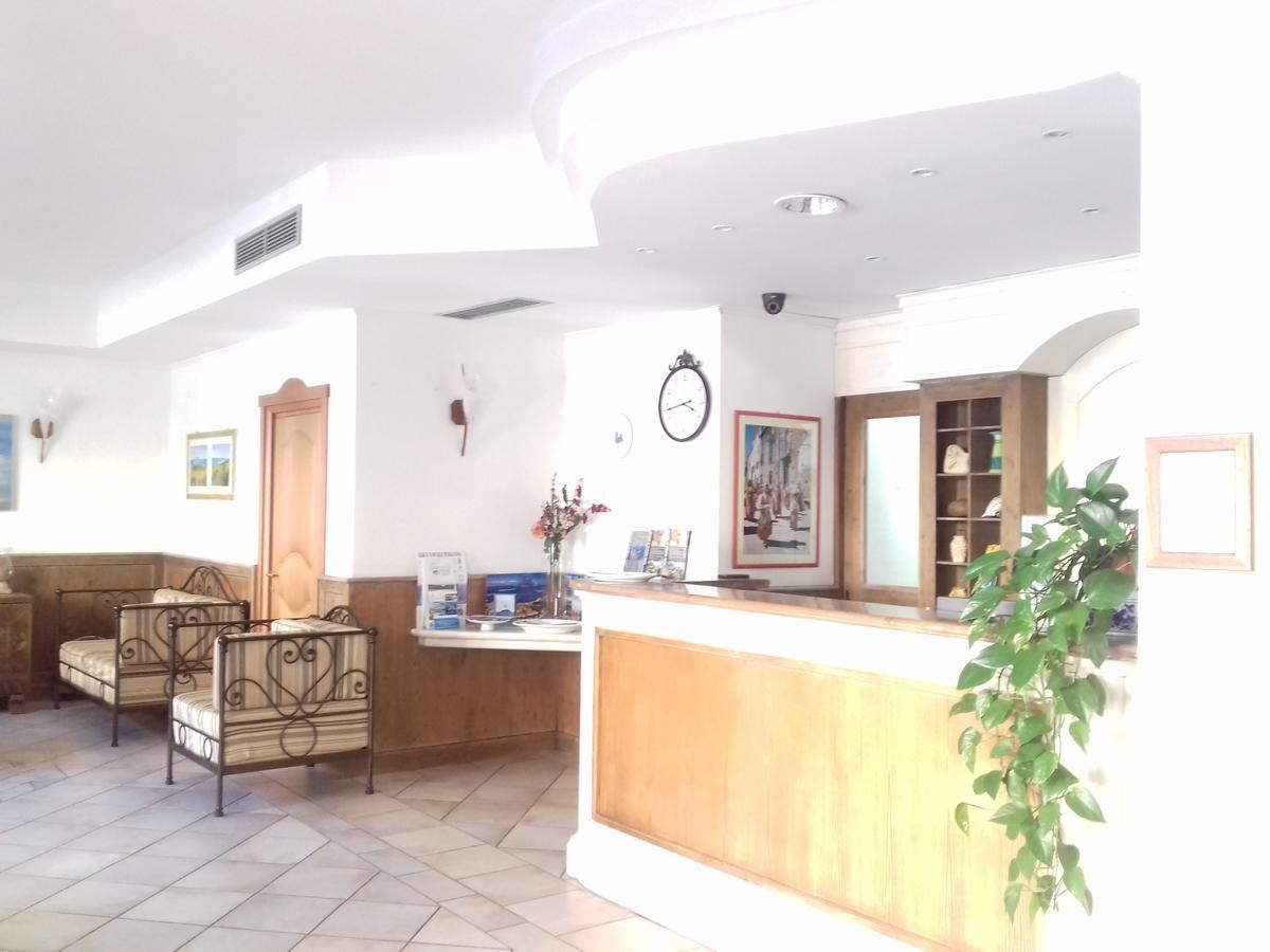 Castello Di Tavolara Hotel Porto San Paolo  Buitenkant foto